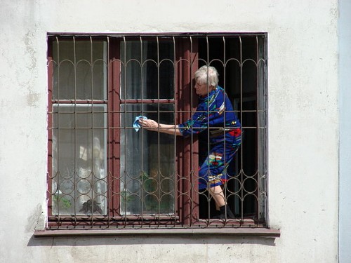 640px-woman_cleaning_windows_-_omsk_-_russia
